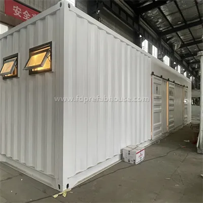 Kontener wysyłkowy przekształcony w toalety kontenerowe